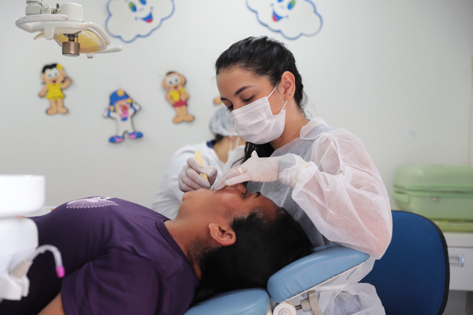 As mulheres passaram pela avaliação de uma profissional, fizeram uma limpeza e receberam orientações sobre como manter os cuidados com a saúde dos dentes