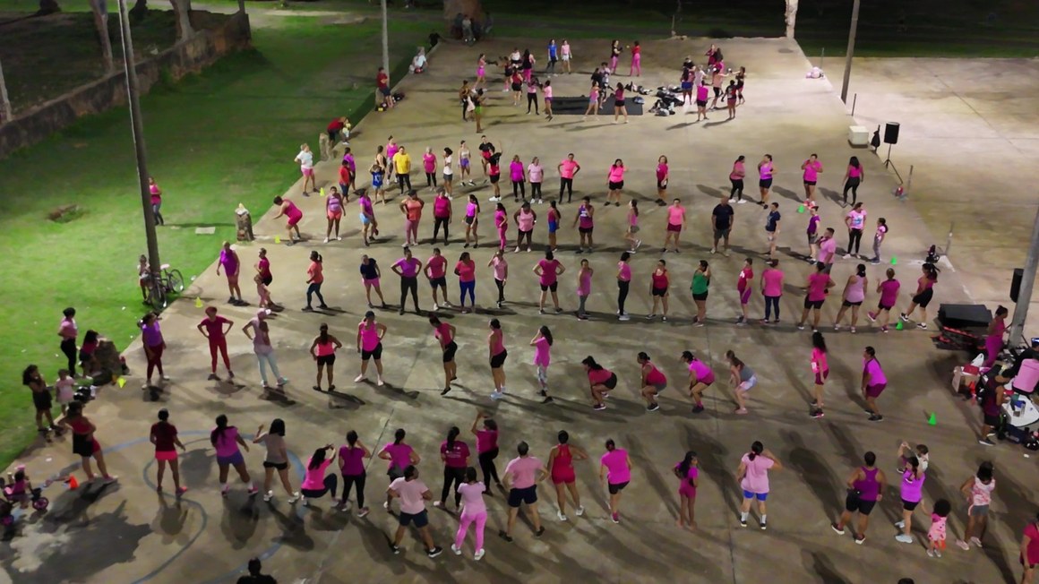 Projeto Movimente-se reuniu mais de 400 mulheres no Parque Cimba em aulão alusivo ao Outubro Rosa