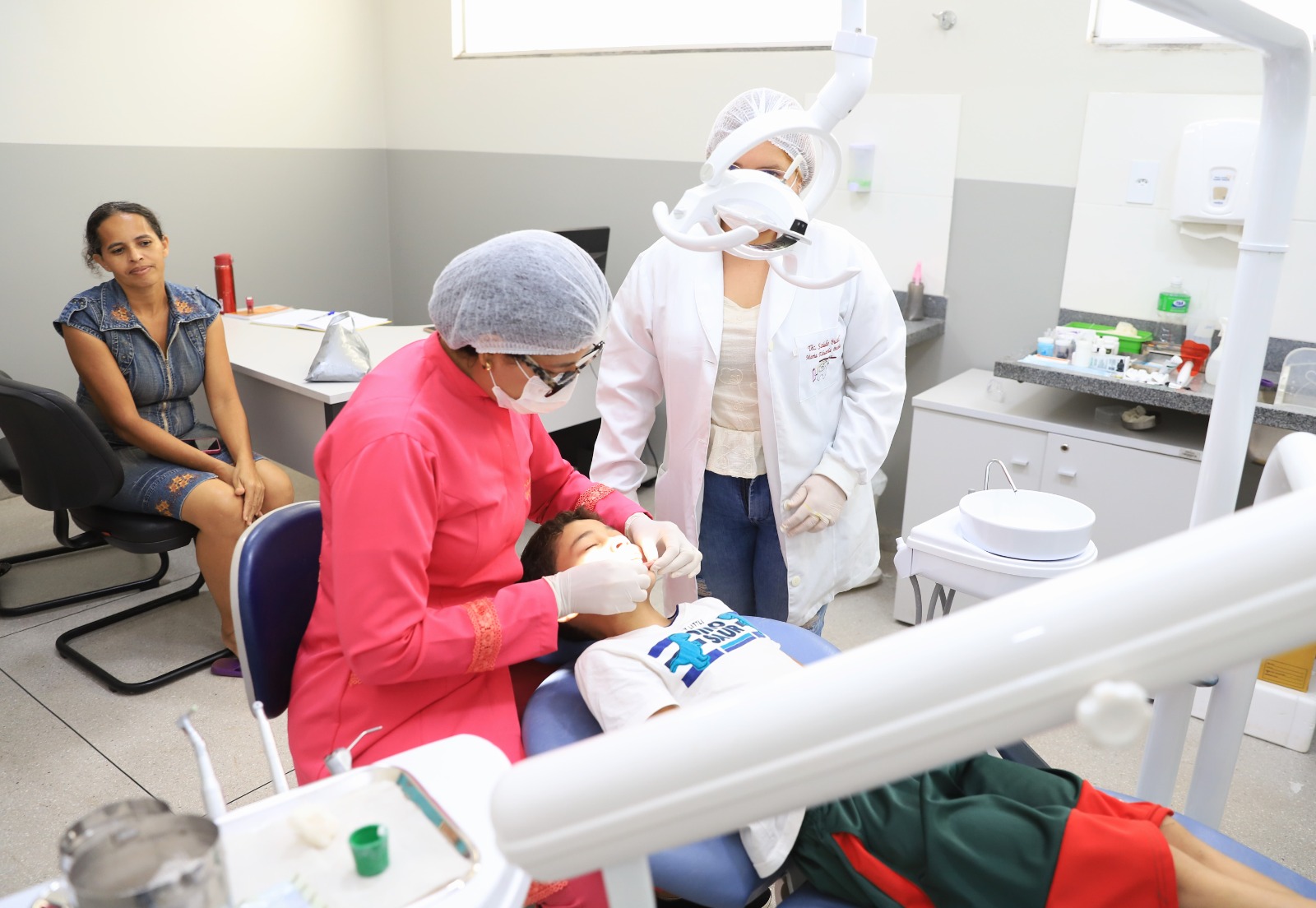Foram contratados 60 novos profissionais entre cirurgiões dentistas, auxiliares de higiene bucal, enfermeiros e médicos para reforçar as equipes de atendimento