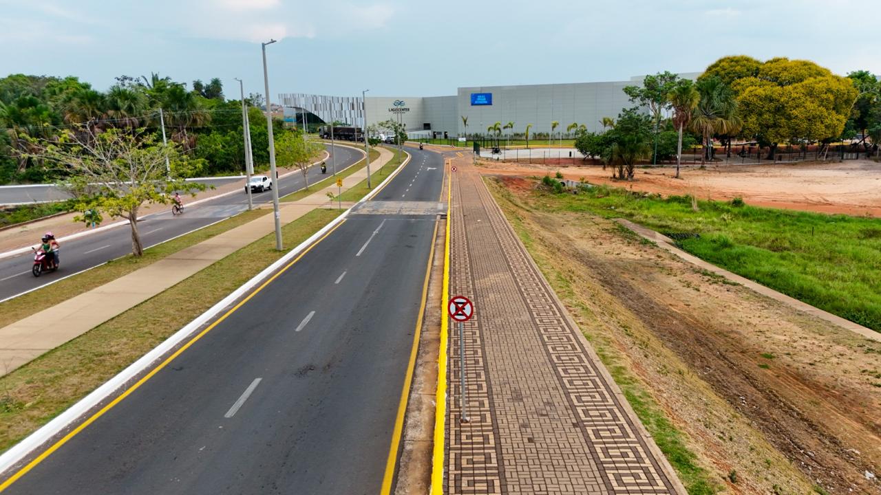 As sinalizações vertical e horizontal de trânsito já foram instaladas e, segundo a ASTT, a medida é necessária para garantir que a boa circulação de veículos sem o estreitamento da pista por causa dos carros estacionados